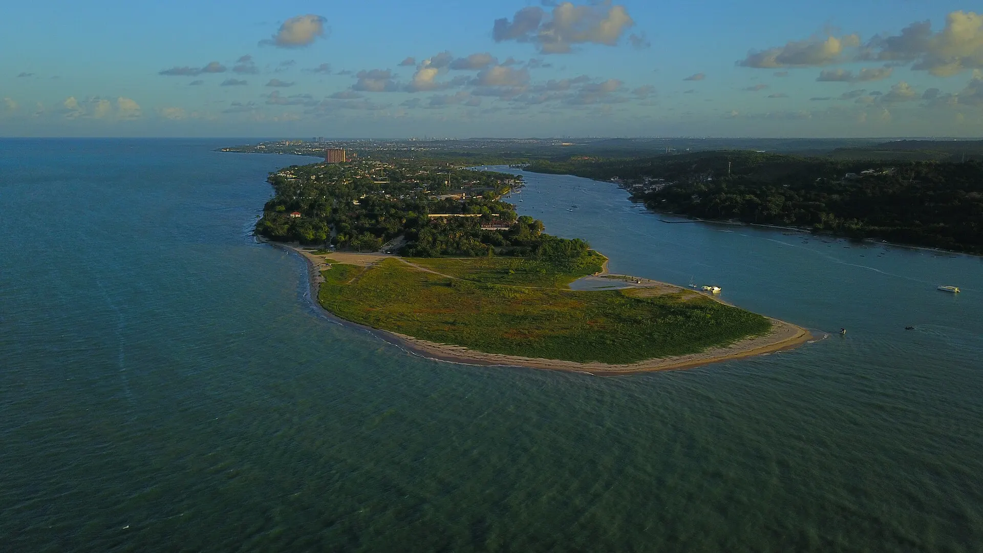 Pontal de Maria Farinha com o mar liso da manhã, Paulista - PE