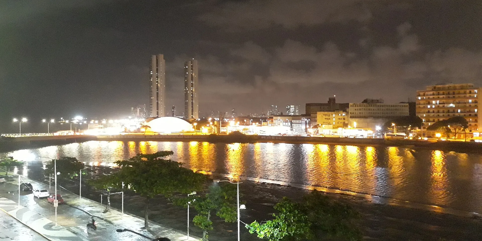 Rio Capibaribe à noite com o Recife iluminado nas margens