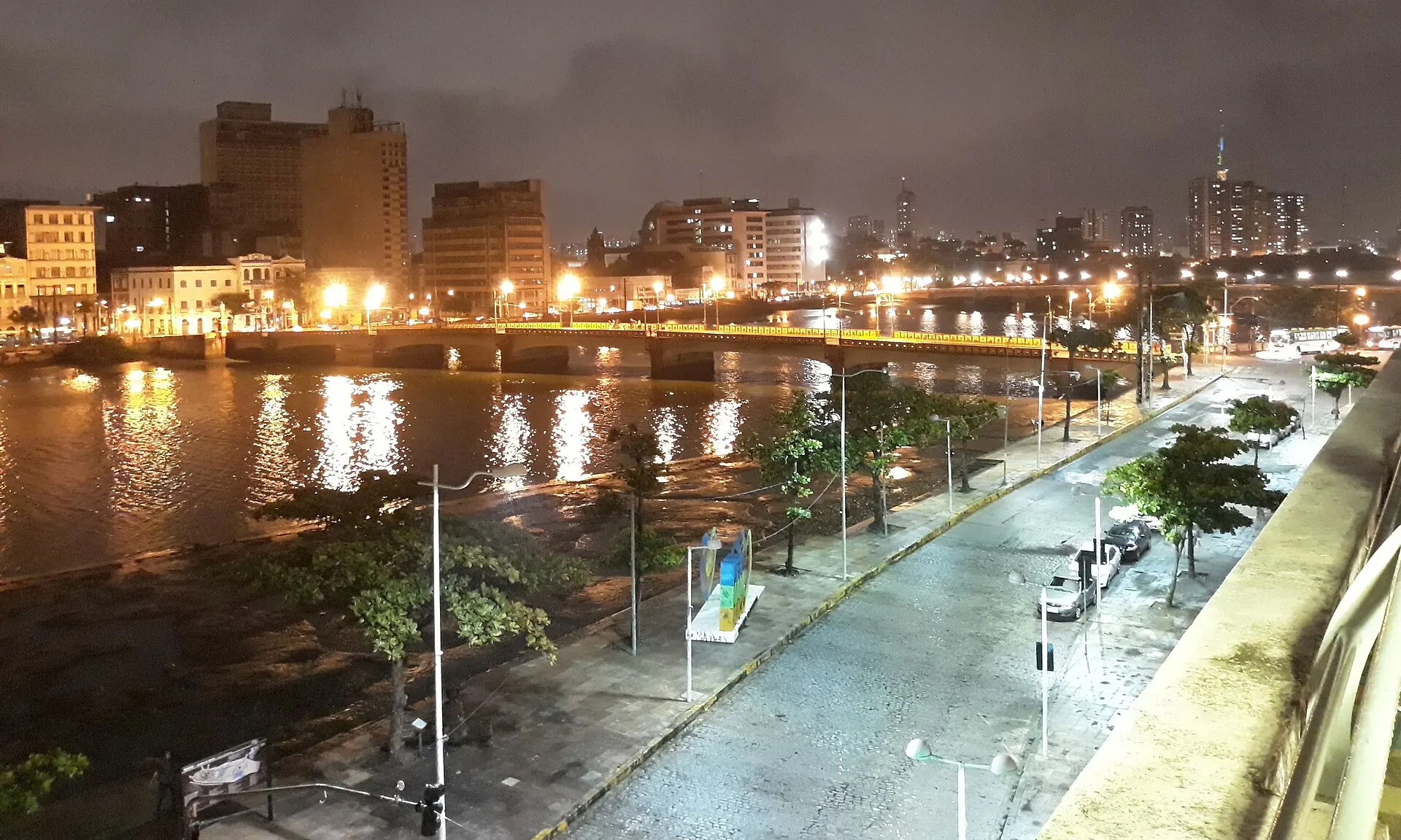 Pontes do Recife sobre o Rio Capibaribe com a cidade acendendo